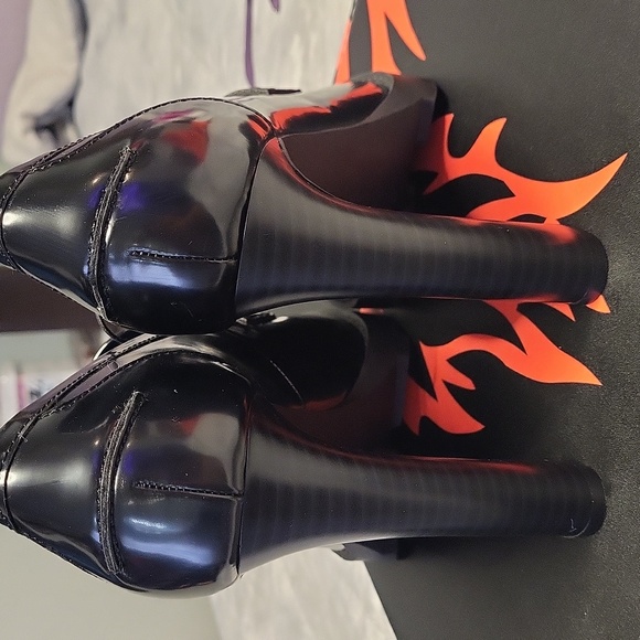 Stylish Karl Lagerfeld Paris Shoes size 8 - Picture 4 of 5